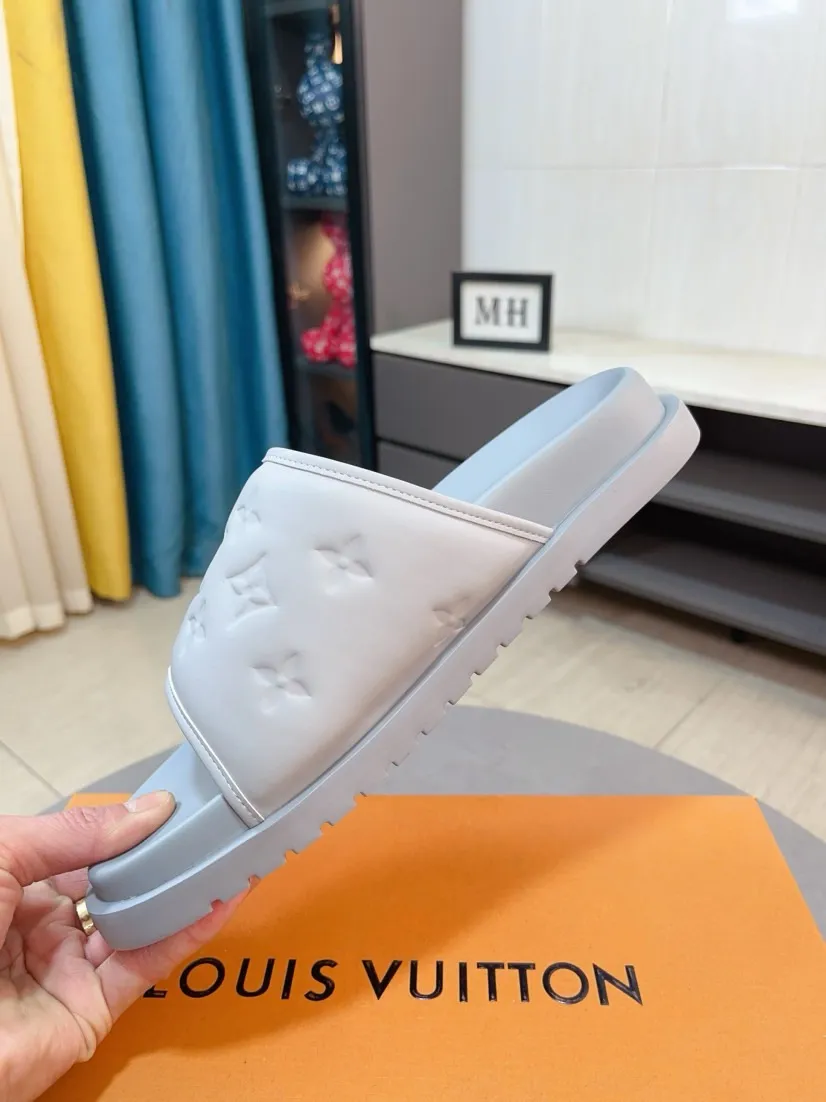 Men's shoes 💰360🌹🌹 (lv-Louis Vuitton) new men's sandals, high-end boutique, exquisite embossed logo decoration on the upper, fine workmanship, super soft soles, casual, loose and comfortable, a must-have in summer! \nsize：38-44